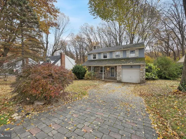 623 Old School House Dr, Springfield, PA 19064