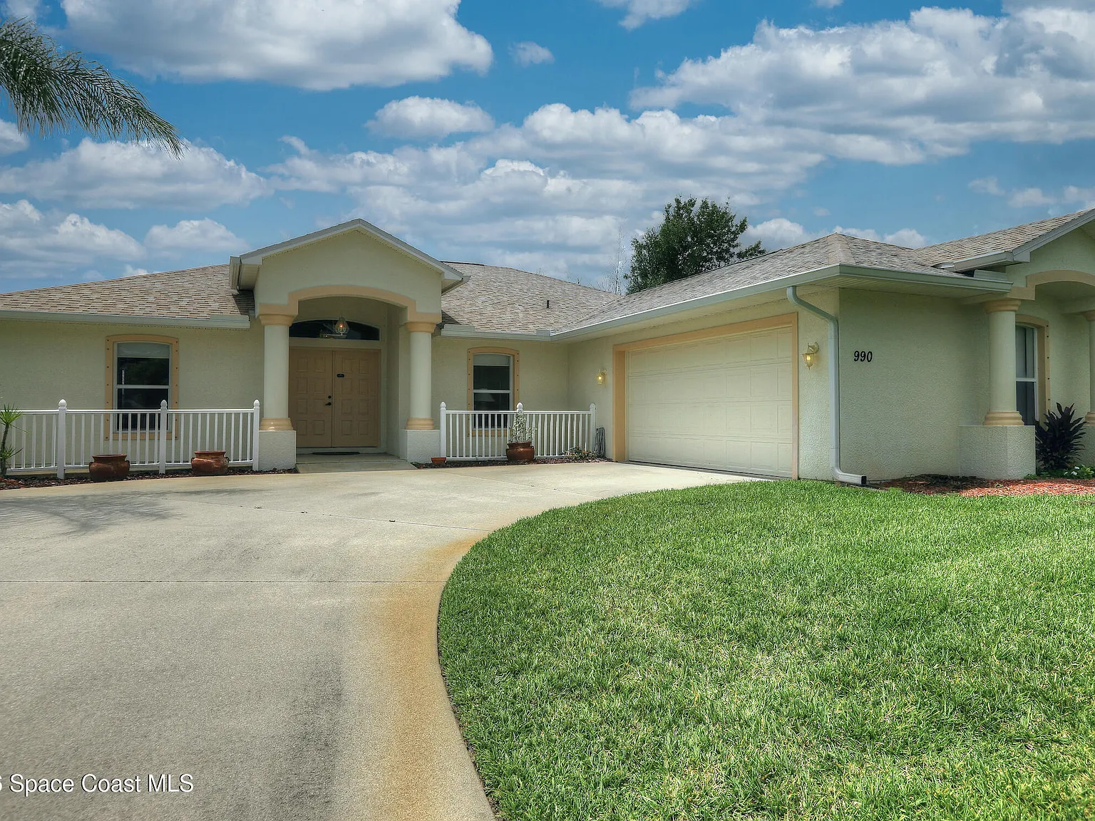 3 bed, 2.0 bath, 1972 sqft, $3,000 — Photo 2