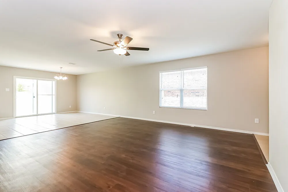 3 bed, 2.0 bath, 1560 sqft, $2,105 — Photo 3
