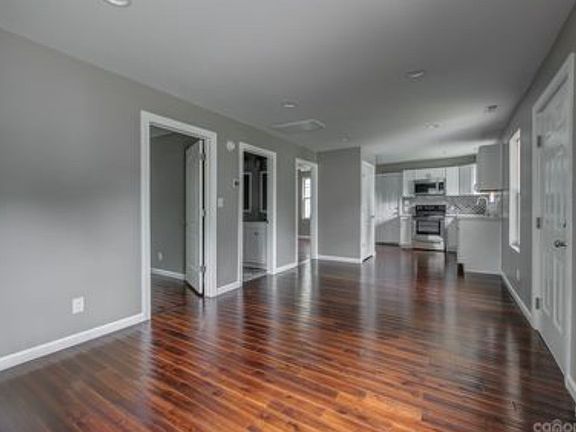 3rd image of 711 N Buckoak St
