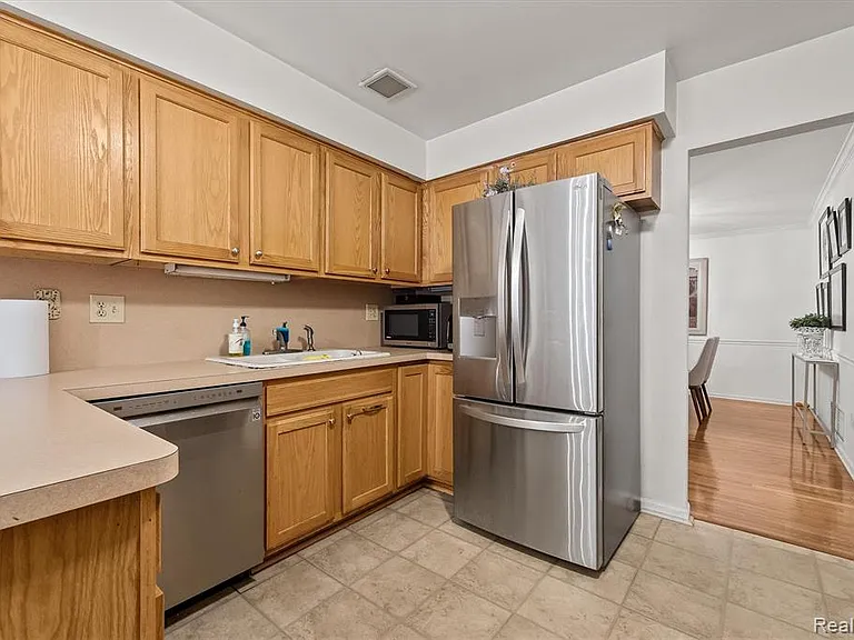 42160 Woodward Ave #18 — Photo 7