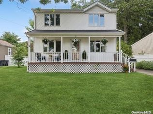 10 Oak St E, Farmingdale, NY 11735