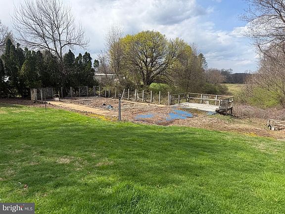 5th image of 525 Mohns Hill Rd