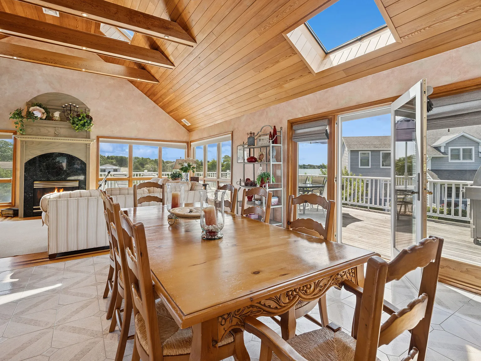Waterfront Retreat in Hampton Bays — Photo 4