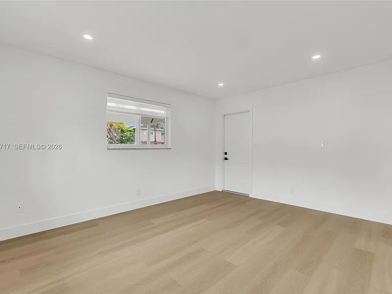 1611 NE 50th Ct #5 — Photo 4