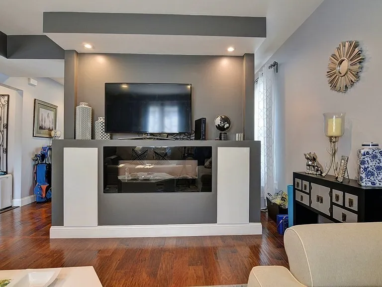 2 Lexington St — Photo 1