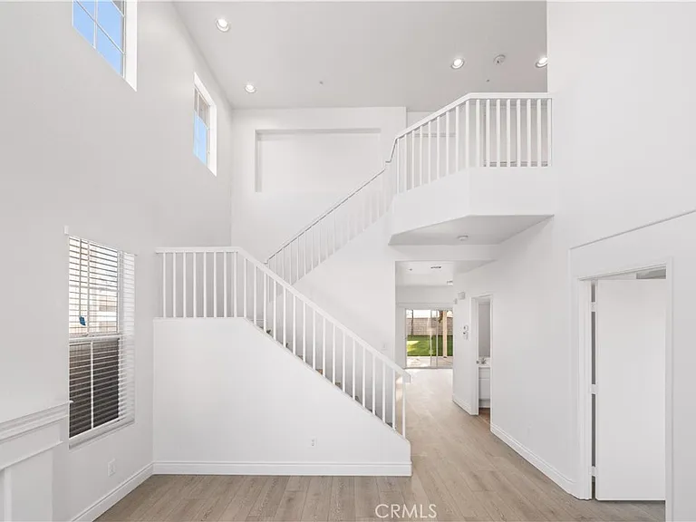 6766 Royal Crest Ct — Photo 8