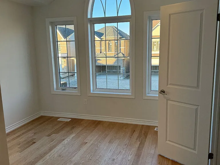33 Rochester Dr — Photo 6