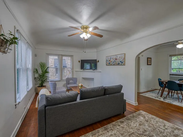 311 E Lullwood Ave — Photo 2