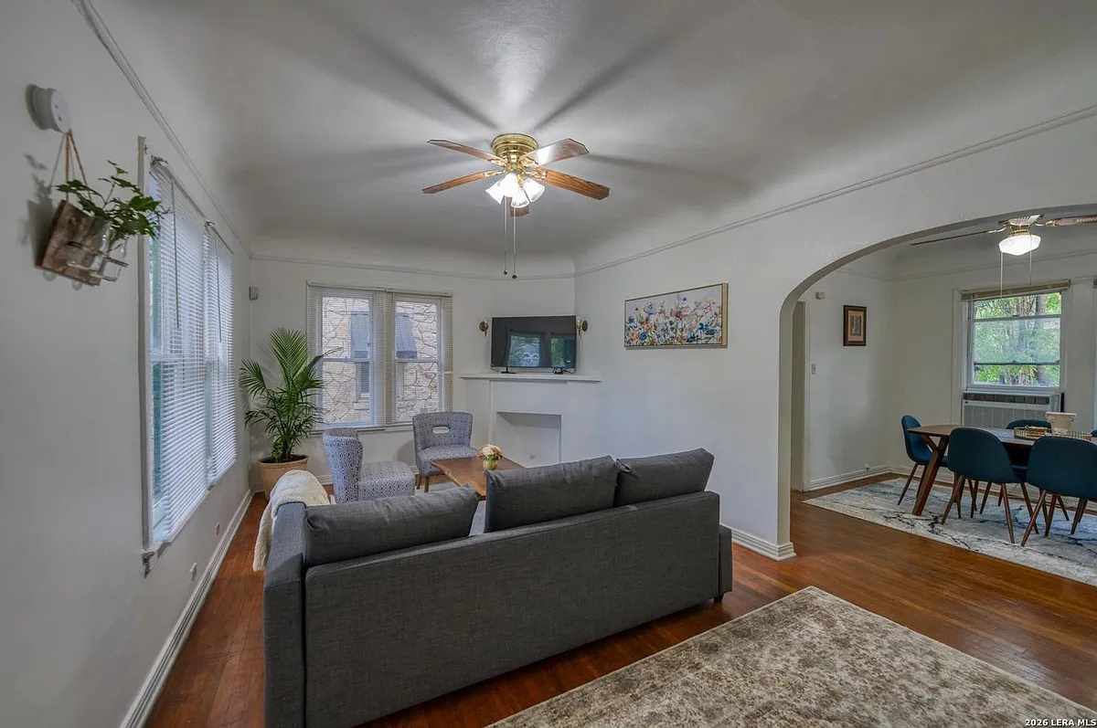 Building Photo - 311 E Lullwood Ave