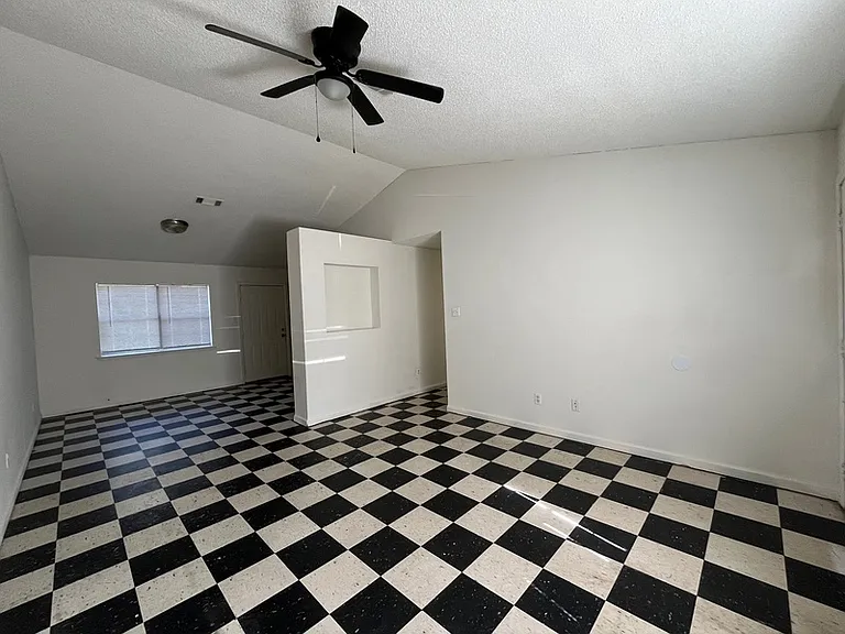 306 N Pool St — Photo 3