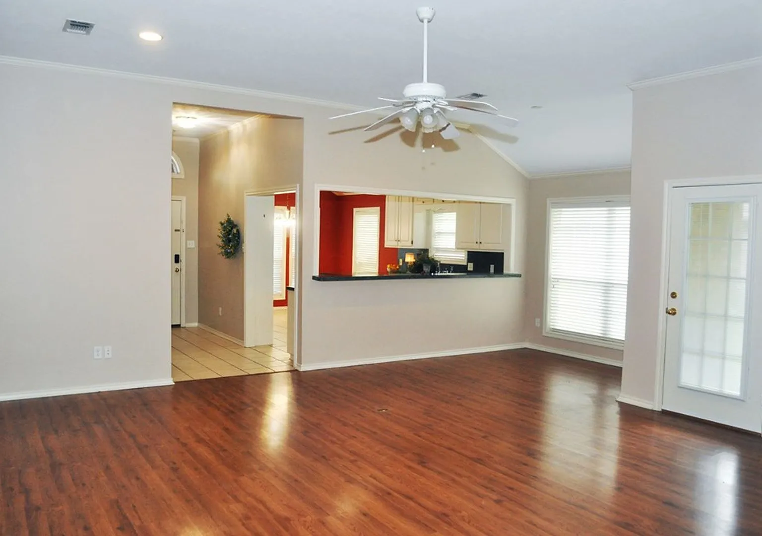 3 Bed 2 bath Ashcreek Circle — Photo 2