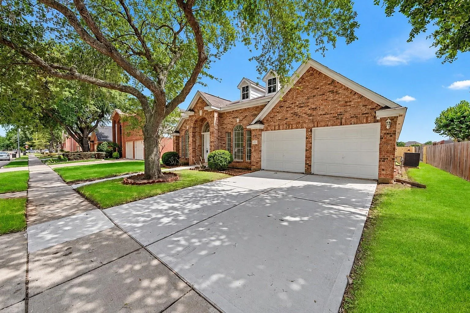 4 bed, 2.5 bath, 2442 sqft, $2,400 — Photo 2