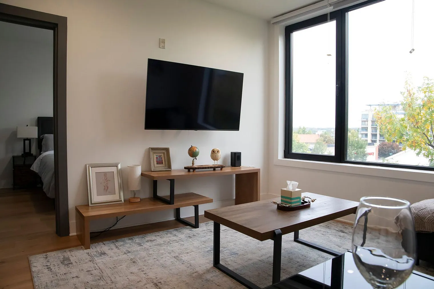 1 bed, 1.0 bath, 581 sqft, $2,966 — Photo 2