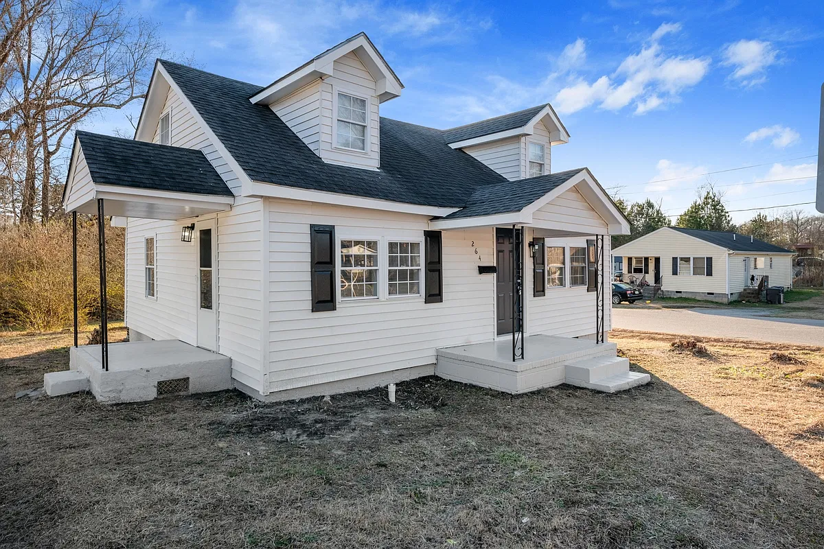 4 bed, 1.5 bath, 1040 sqft, $1,600 — Photo 1