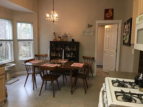 Eat in kitchen w/ bay window