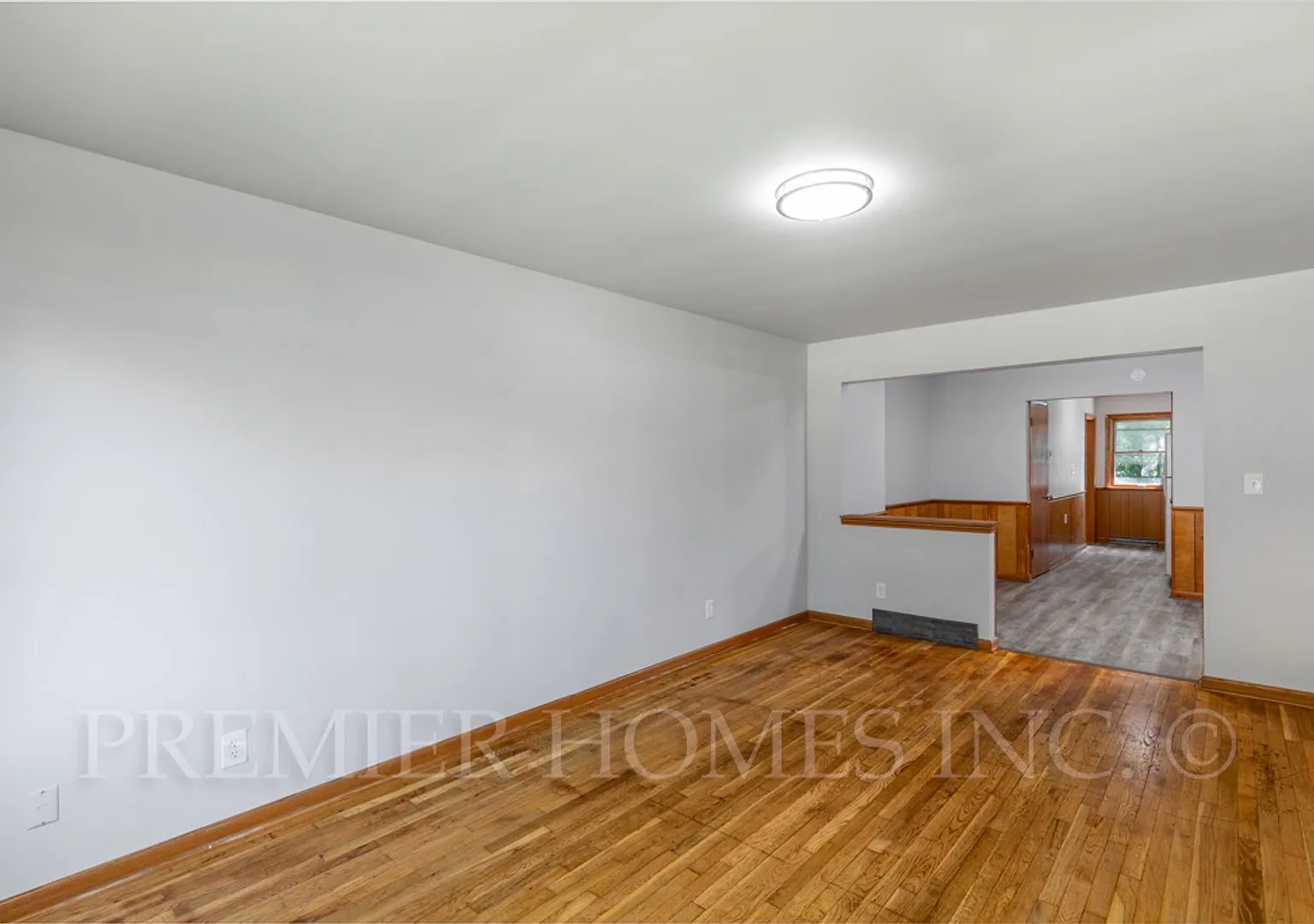 1012-1014 Saxon Ave — Photo 4