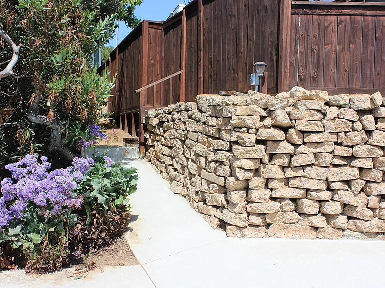 3905 Skyline Rd — Photo 2
