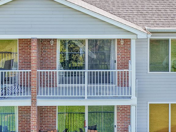 4th image of 19 Carriage House Dr
