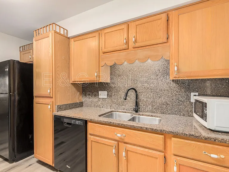 1136 W 12th St — Photo 15