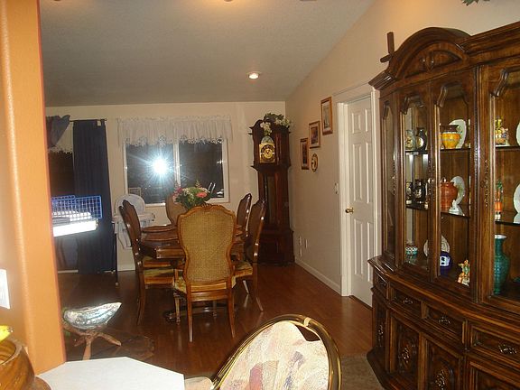 4th image of 717 NE 176th Ct