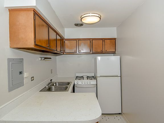 2nd image of 660 W Wrightwood Ave #407
