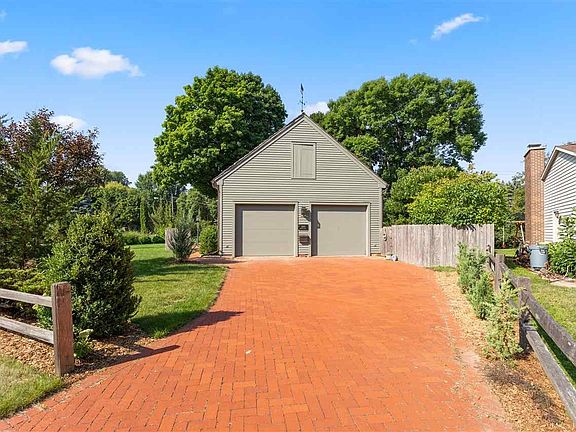 BEAUTIFUL BRICK PAVER DRIVEWAY