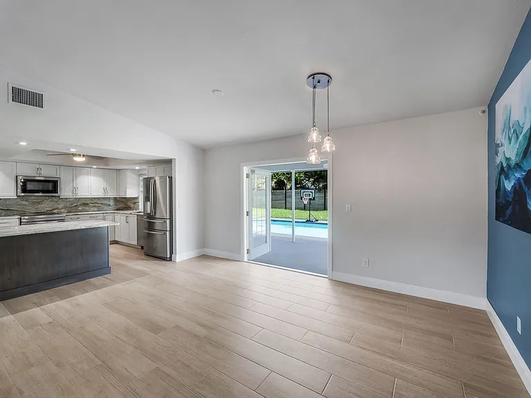 2212 SE 7th St — Photo 10