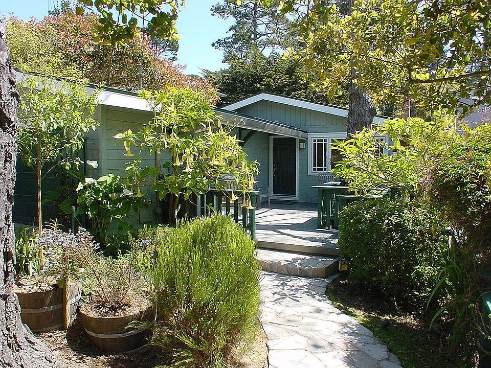 Gated front deck with BBQ and views!