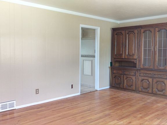 Living Room w/ Crown Molding