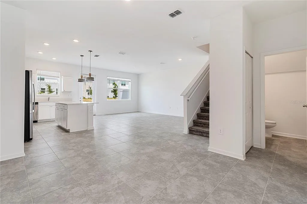 4 bed, 3.5 bath, 1944 sqft, $2,390 — Photo 3