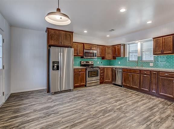 4th image of 712 Baker St