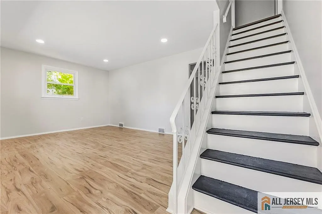 4 bed, 1.0 bath, 1075 sqft, $3,000 — Photo 3