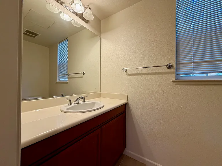 2100 Beech Cir — Photo 4