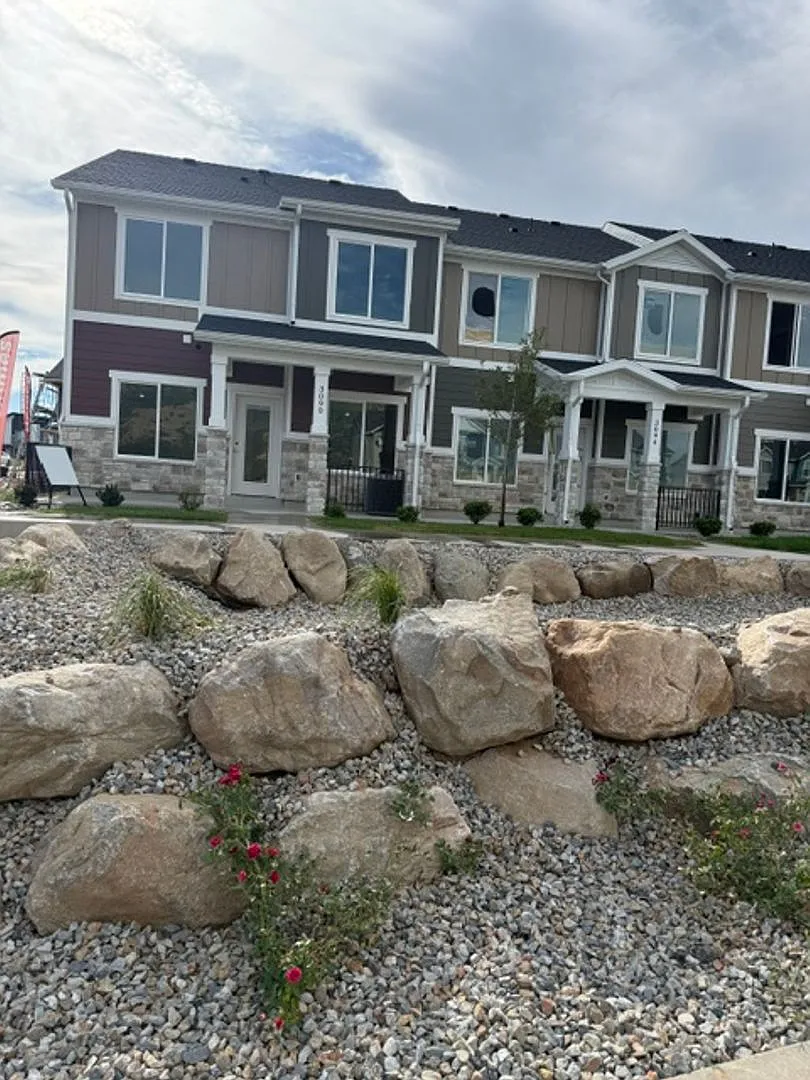 Beautiful new construction town home with amazing views — Photo 1