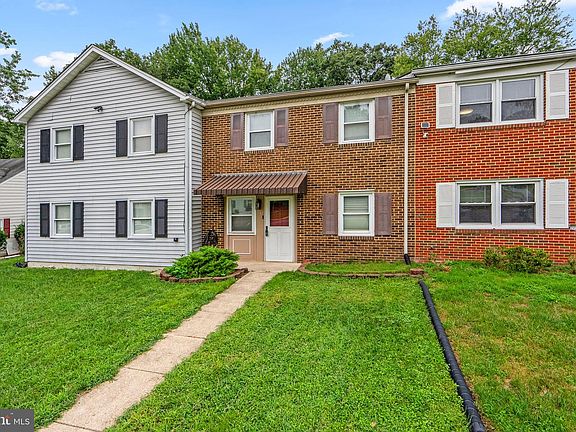 3rd image of 12528 Woodstock Dr E