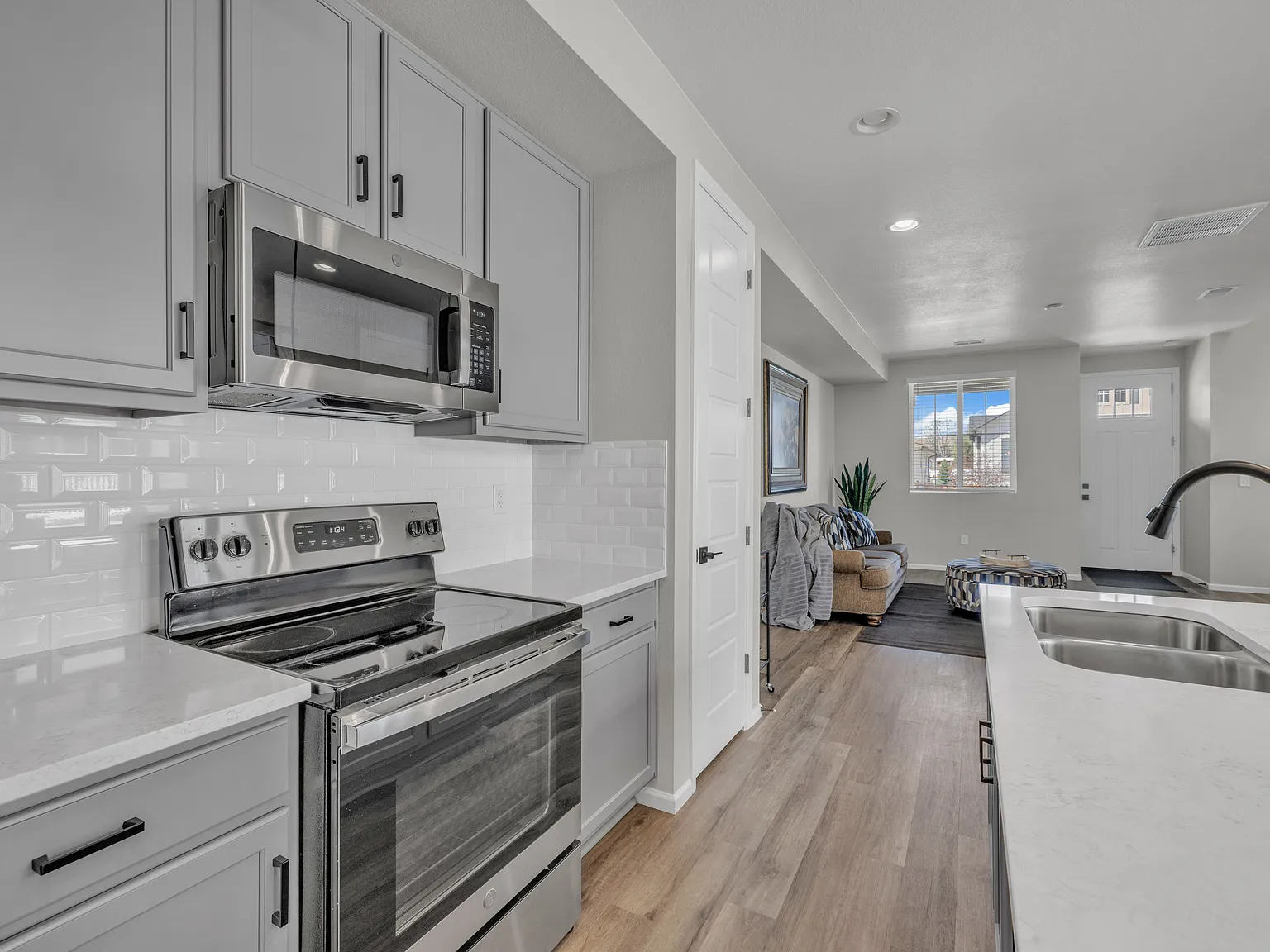3 bed, 1372 sqft, $3,400 — Photo 3