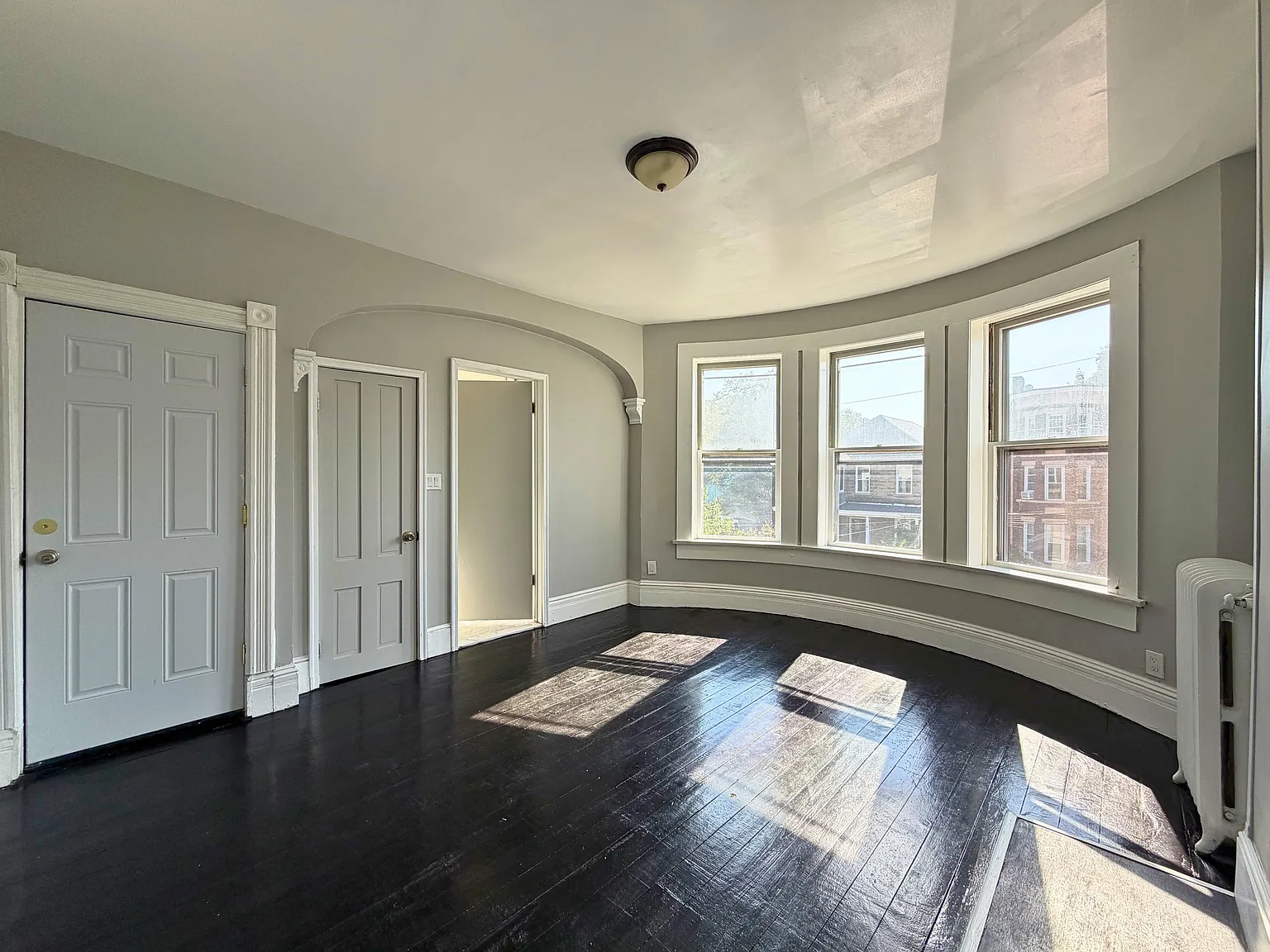 3 bed, 1300 sqft, $2,100 — Photo 2
