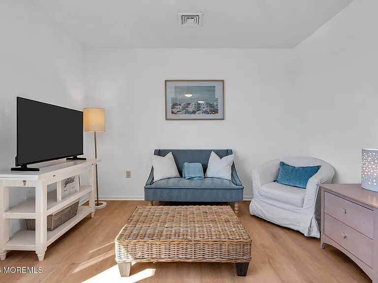 548 Washington Blvd #SEA — Photo 5