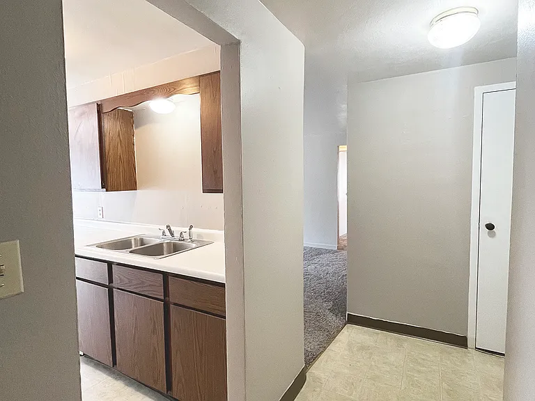 Knollcrest Apartments — Photo 16