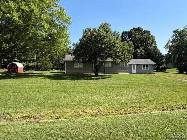 576 E 2700th Ave, Ramsey, IL 62080