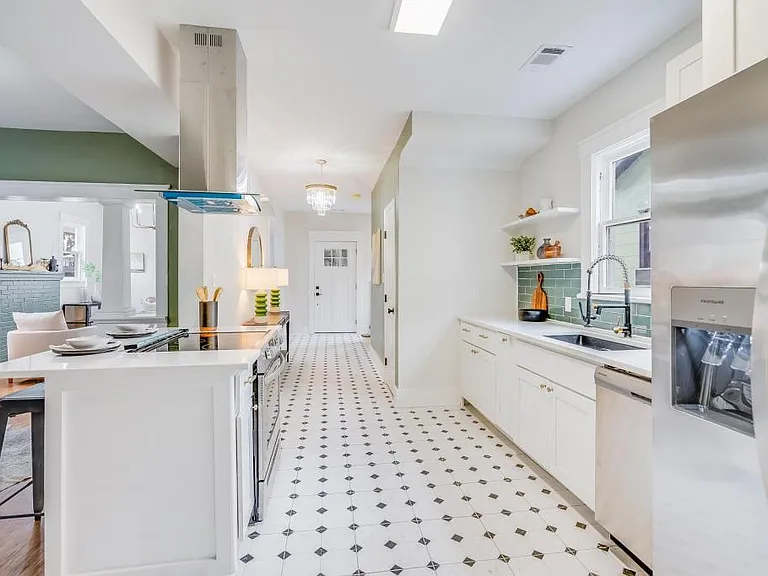 1008 E Waldburg St — Photo 5
