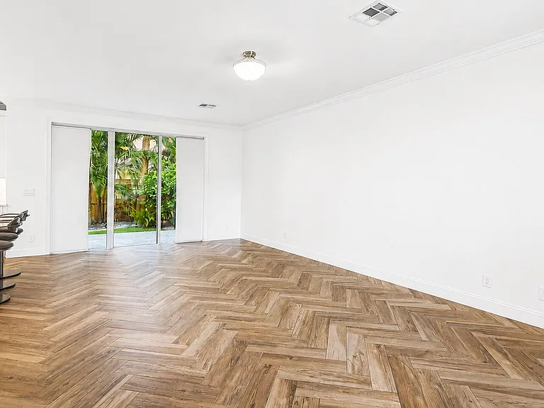 350 SW 8th St #2 — Photo 3