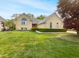 2137 Clinton View Cir, Rochester Hills, MI 48309