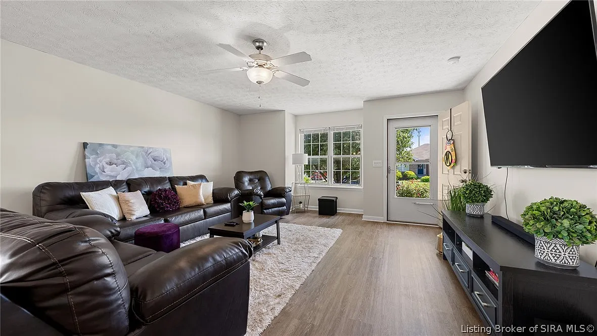 3 bed, 2.0 bath, 1304 sqft, $2,300 — Photo 3
