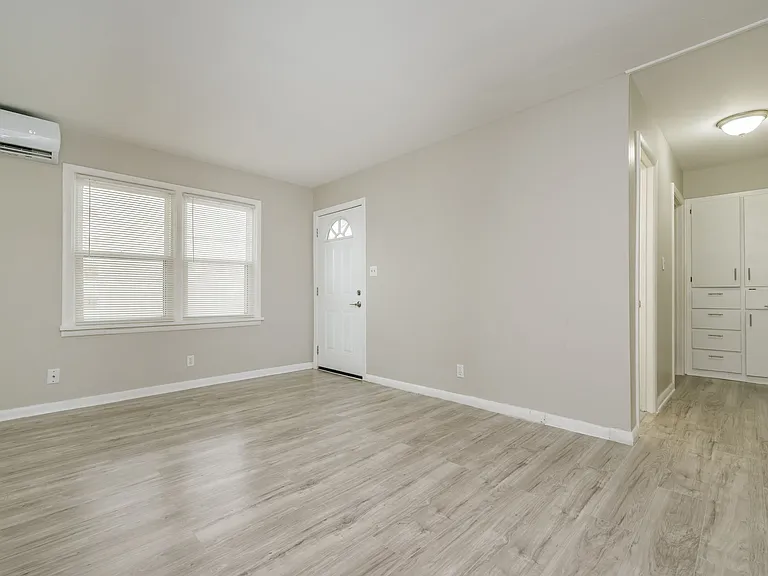 2304 SW 8th Ave #3 — Photo 3