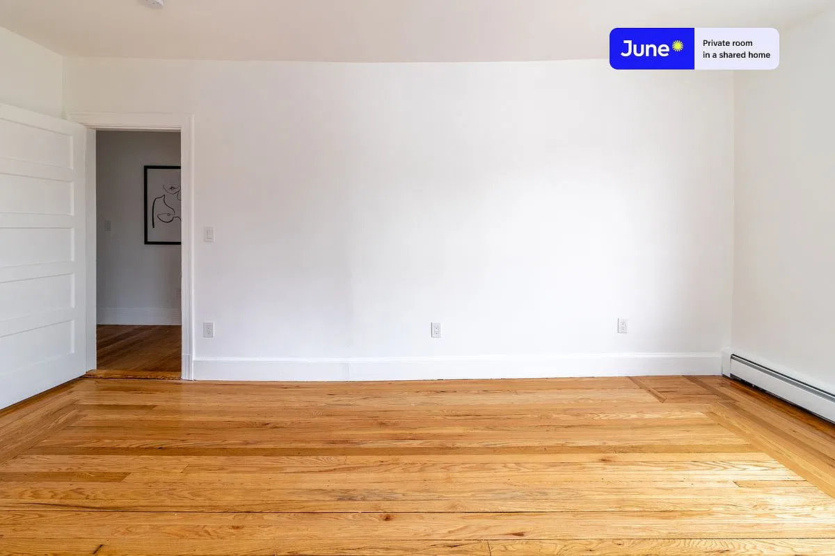 Queen bedroom in 7 bed/2 bath home in Brighton #1263 B — Photo 4