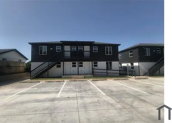 404 SW Grand Blvd — Photo 2