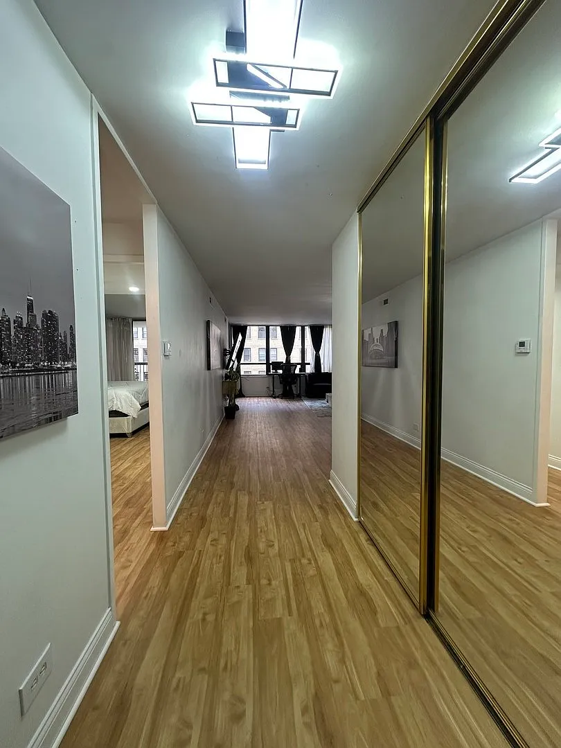 Building Photo - 201 E Chestnut St #11E