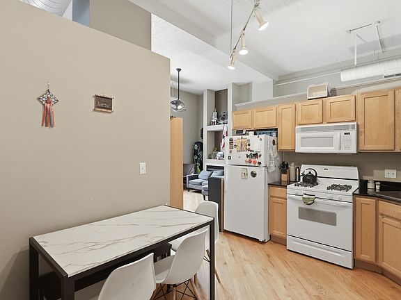 3rd image of 1019 W Jackson Blvd APT 2J